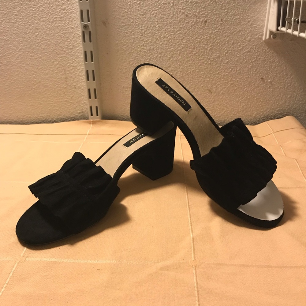 Ava & Aiden Suede Sandal 👡🖤